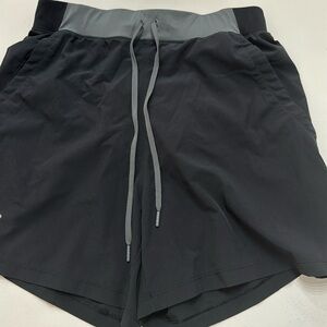 Under armor men’s medium speed pocket black fitted heatgear shorts